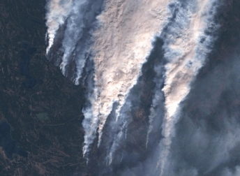 fire satellite map of western Canada, May 26, 2025