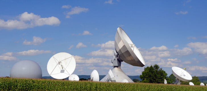 estação terrestre recuperando dados de satélite