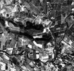 Imagerie Satellite Panchromatique Et Affiné Panchromatique