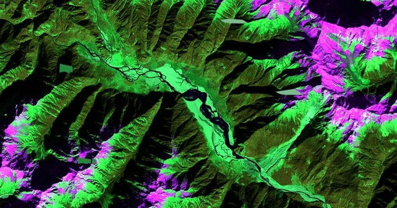 Shrinkage of the Yigong Hu River in 2001 following a landslide-induced dam breach, as depicted in a Landsat 7 image