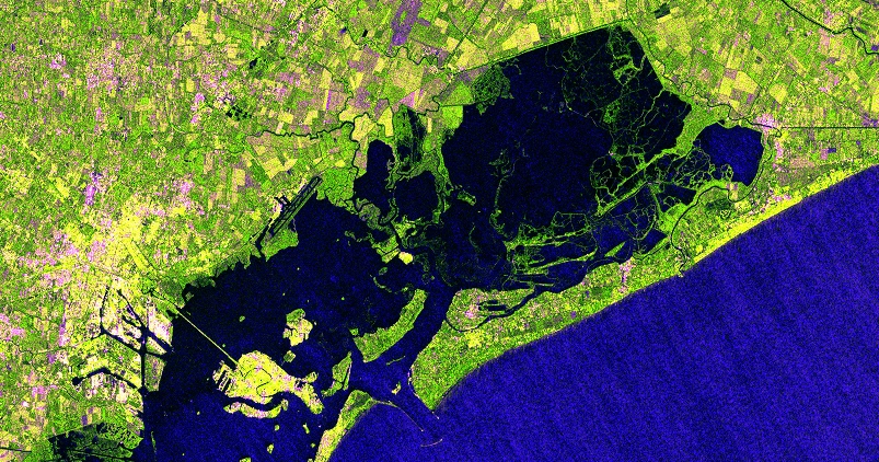 Satellitenbild nach der Flut mit überfluteten landwirtschaftlichen Flächen und urbanen Gebieten in der Nähe der Lagune.