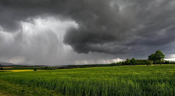 nuvens de chuva no campo