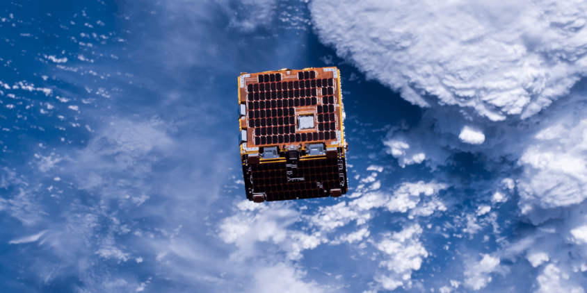 satélite pequeño durante una misión