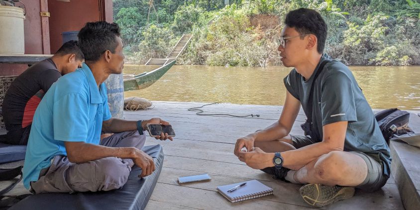 Чун Чуан Лоу спілкується з місцевими щодо плантації