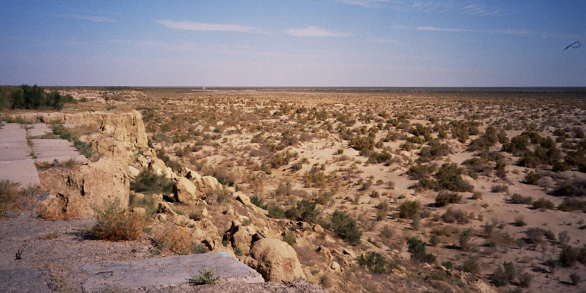 пустыня, которая когда-то была Аральским морем, фото 2004 года