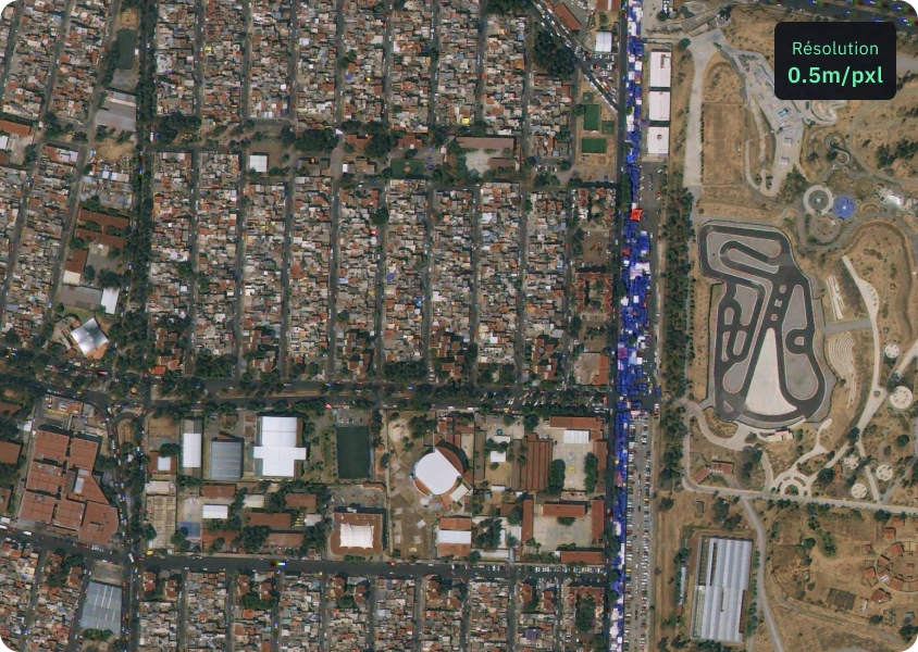 Vue satellite haute définition de KOMPSAT-3 d'une carrière de montagne