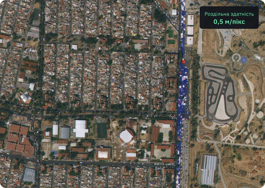 зображення великої роздільної здатності KOMPSAT-3 кар'єру в горах