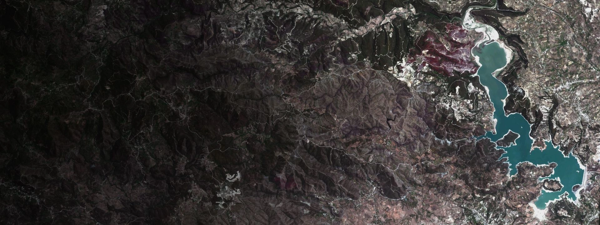 vista satelital de un paisaje montañoso en LandViewer