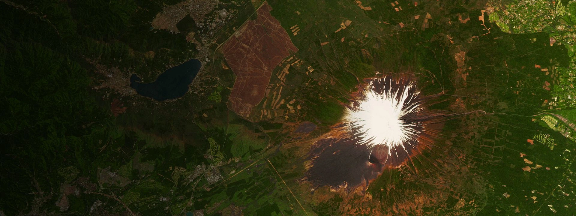 Imagen satelital de un volcán cubierto de nieve en LandViewer