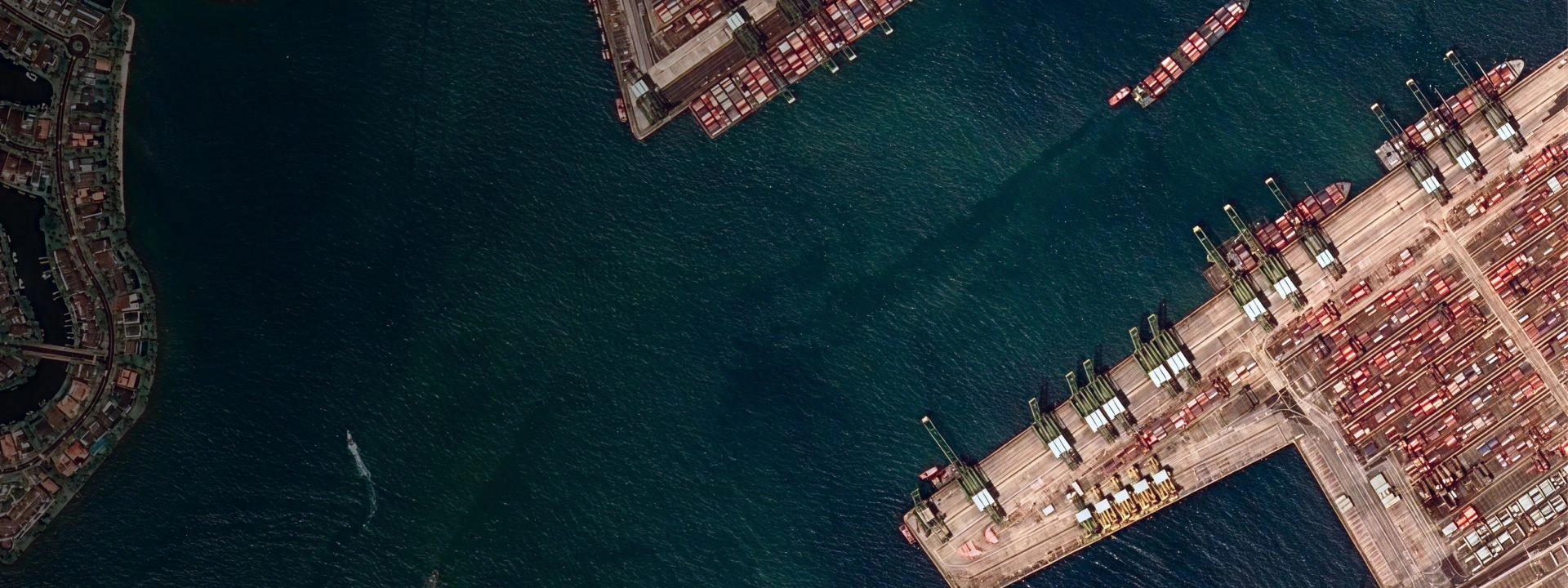imagen satelital de alta resolución de un puerto marítimo comercial en LandViewer