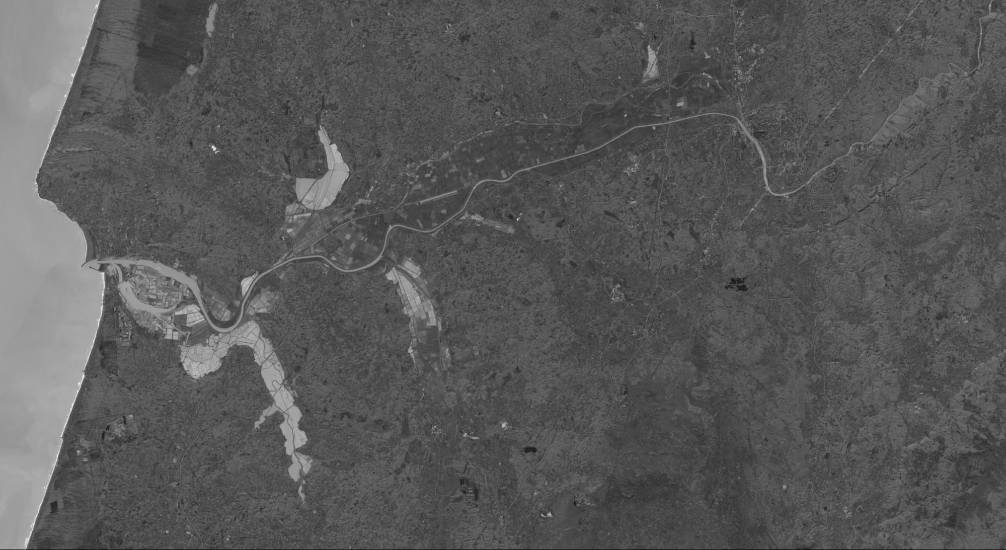 Sentinel-1 image highlights changes in water extent before the storm season.