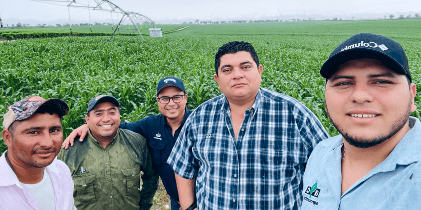funcionários da Agrocentro posando em frente a um talhão